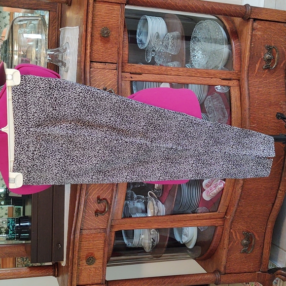 Coldwater Creek Capri Pants with Vented Hem, Hidden Hook Close 4 - Picture 1 of 14